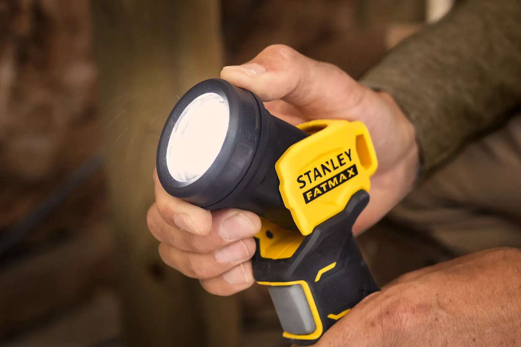 Stanley SFMCL020B photography of handheld yellow and black Fatmax cordless LED spotlight.
