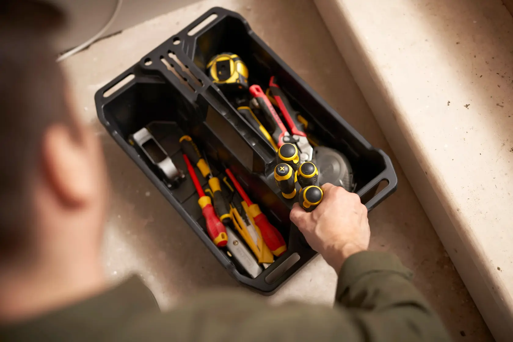 STANLEY STST1-72359 tool tray photo with assorted hand tools and a person reaching for screwdrivers.